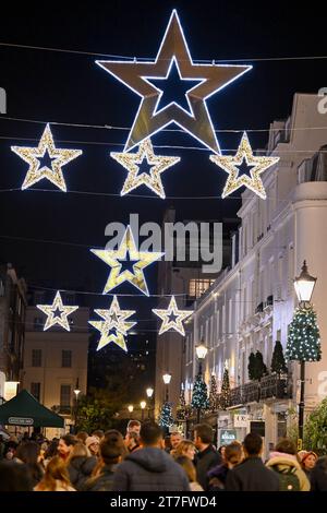 Allgemeine Ansichten zur Enthüllung der diesjährigen Weihnachtsbeleuchtung auf der Motcomb Street während der Veranstaltung „Belgravia Aglow“ in London. Bilddatum: Mittwoch, 15. November 2022. Stockfoto