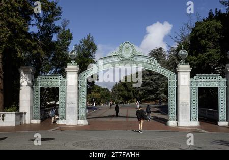 Sather Gate auf dem Campus der UC Berkeley, Berkeley, Kalifornien, USA Stockfoto