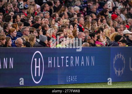 Amsterdam, Niederlande. November 2023. AMSTERDAM, NIEDERLANDE - 15. NOVEMBER: Fans und Fans mit Werbebanner Hilterman Lease beim Spiel der Gruppe C - UEFA Women's Champions League 2023/24 zwischen AFC Ajax und Paris Saint-Germain in der Johan Cruijff Arena am 15. November 2023 in Amsterdam, Niederlande. (Foto von Joris Verwijst/Orange Pictures) Credit: Orange Pics BV/Alamy Live News Stockfoto