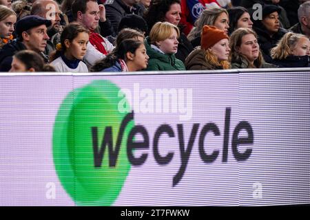 Amsterdam, Niederlande. November 2023. AMSTERDAM, NIEDERLANDE - 15. NOVEMBER: Fans und Fans mit Werbebanner WeCycle beim Spiel der Gruppe C - UEFA Women's Champions League 2023/24 zwischen AFC Ajax und Paris Saint-Germain in der Johan Cruijff Arena am 15. November 2023 in Amsterdam, Niederlande. (Foto von Joris Verwijst/Orange Pictures) Credit: Orange Pics BV/Alamy Live News Stockfoto