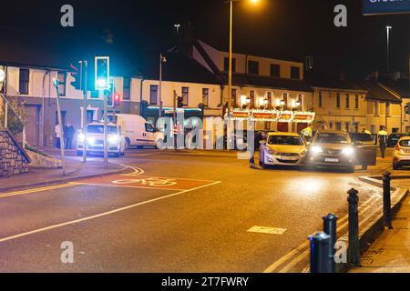 Cork, Irland, 15. November 2023. Gardai Force Car, verbunden mit Family Fued Off Road, Blackpool, Cork, Irland. BITTE FÜGE MEINEN NAMEN NICHT ZU DEN CREDITS FÜR DIESE FOTOS HINZU, WENN ER VERWENDET WIRD. Eine angespannte Verfolgungsjagd begann heute Abend, als bewaffnete Einsatzeinheiten und Undercover gardaí eine Hochgeschwindigkeitsjagd mit einem Fahrzeug verfolgten, von dem angenommen wird, dass es mit der andauernden Fehde zwischen den Familien McCarthy und Stokes in Verbindung steht. Die Verfolgung gipfelte gegen 20 Uhr an der Kreuzung von Dublin Hill und Watercourse Road, Blackpool, als das verdächtige Fahrzeug von der Straße gedrängt wurde, was zu Schäden an einigen Fahrzeugen führte, außer an Gardai und lokalen R Stockfoto