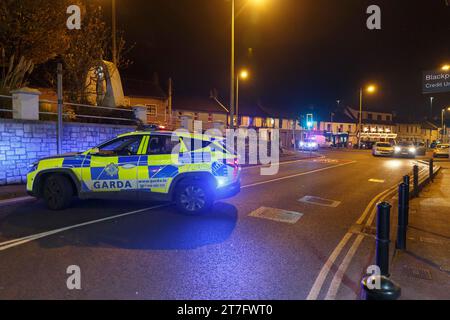 Cork, Irland, 15. November 2023. Gardai Force Car, verbunden mit Family Fued Off Road, Blackpool, Cork, Irland. BITTE FÜGE MEINEN NAMEN NICHT ZU DEN CREDITS FÜR DIESE FOTOS HINZU, WENN ER VERWENDET WIRD. Eine angespannte Verfolgungsjagd begann heute Abend, als bewaffnete Einsatzeinheiten und Undercover gardaí eine Hochgeschwindigkeitsjagd mit einem Fahrzeug verfolgten, von dem angenommen wird, dass es mit der andauernden Fehde zwischen den Familien McCarthy und Stokes in Verbindung steht. Die Verfolgung gipfelte gegen 20 Uhr an der Kreuzung von Dublin Hill und Watercourse Road, Blackpool, als das verdächtige Fahrzeug von der Straße gedrängt wurde, was zu Schäden an einigen Fahrzeugen führte, außer an Gardai und lokalen R Stockfoto