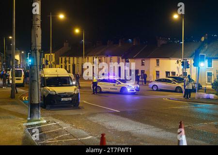 Cork, Irland, 15. November 2023. Gardai Force Car, verbunden mit Family Fued Off Road, Blackpool, Cork, Irland. BITTE FÜGE MEINEN NAMEN NICHT ZU DEN CREDITS FÜR DIESE FOTOS HINZU, WENN ER VERWENDET WIRD. Eine angespannte Verfolgungsjagd begann heute Abend, als bewaffnete Einsatzeinheiten und Undercover gardaí eine Hochgeschwindigkeitsjagd mit einem Fahrzeug verfolgten, von dem angenommen wird, dass es mit der andauernden Fehde zwischen den Familien McCarthy und Stokes in Verbindung steht. Die Verfolgung gipfelte gegen 20 Uhr an der Kreuzung von Dublin Hill und Watercourse Road, Blackpool, als das verdächtige Fahrzeug von der Straße gedrängt wurde, was zu Schäden an einigen Fahrzeugen führte, außer an Gardai und lokalen R Stockfoto