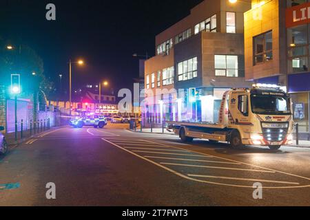 Cork, Irland, 15. November 2023. Gardai Force Car, verbunden mit Family Fued Off Road, Blackpool, Cork, Irland. BITTE FÜGE MEINEN NAMEN NICHT ZU DEN CREDITS FÜR DIESE FOTOS HINZU, WENN ER VERWENDET WIRD. Eine angespannte Verfolgungsjagd begann heute Abend, als bewaffnete Einsatzeinheiten und Undercover gardaí eine Hochgeschwindigkeitsjagd mit einem Fahrzeug verfolgten, von dem angenommen wird, dass es mit der andauernden Fehde zwischen den Familien McCarthy und Stokes in Verbindung steht. Die Verfolgung gipfelte gegen 20 Uhr an der Kreuzung von Dublin Hill und Watercourse Road, Blackpool, als das verdächtige Fahrzeug von der Straße gedrängt wurde, was zu Schäden an einigen Fahrzeugen führte, außer an Gardai und lokalen R Stockfoto