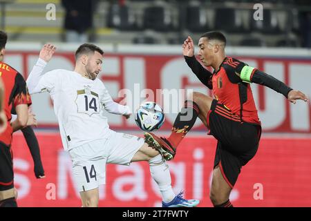 Leuevn, Belgien. November 2023. Die serbische Andrija Zivkovic und die belgische Youri Tielemans kämpfen um den Ball während eines Freundschaftsspiels zwischen der belgischen Fußballnationalmannschaft Red Devils und Serbien am Mittwoch, den 15. November 2023, im King Power-Stadion in den Dreef in Leuven. Der Standort hat sich gestern geändert, weil das Feld des King Baudouin Stadions in Brüssel überflutet wurde. BELGA FOTO BRUNO FAHY Credit: Belga News Agency/Alamy Live News Stockfoto