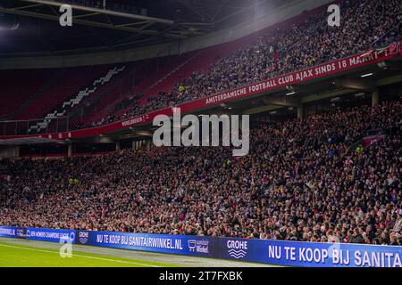 Amsterdam, Niederlande. November 2023. AMSTERDAM, NIEDERLANDE - 15. NOVEMBER: Fans und Fans mit Werbebanner Grohe Douches Sanitair Winkel beim Spiel der Gruppe C - UEFA Women's Champions League 2023/24 zwischen AFC Ajax und Paris Saint-Germain in der Johan Cruijff Arena am 15. November 2023 in Amsterdam, Niederlande. (Foto von Joris Verwijst/Orange Pictures) Credit: Orange Pics BV/Alamy Live News Stockfoto