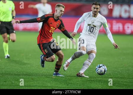 Leuevn, Belgien. November 2023. Der belgische Arthur Vermeeren und der serbische Dusan Tadic kämpfen um den Ball während eines Freundschaftsspiels zwischen der belgischen Fußballnationalmannschaft Red Devils und Serbien am Mittwoch, den 15. November 2023, im King Power-Stadion in den Dreef in Leuven. Der Standort hat sich gestern geändert, weil das Feld des King Baudouin Stadions in Brüssel überflutet wurde. BELGA FOTO BRUNO FAHY Credit: Belga News Agency/Alamy Live News Stockfoto