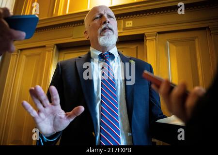 Washington, USA. November 2023. Repräsentant Chip Roy (R-TX) spricht nach den Abstimmungen des Repräsentantenhauses im US-Kapitol in Washington, DC, am Mittwoch, den 15. November, vor den Medien. 2023. (Graeme Sloan/SIPA USA) Credit: SIPA USA/Alamy Live News Stockfoto