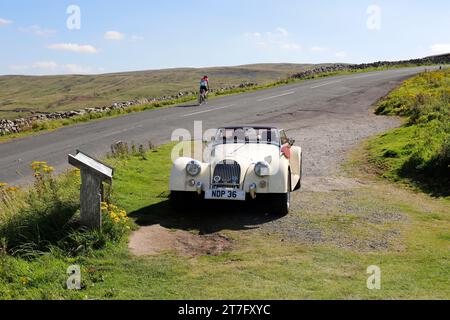 Morgan 4/4 Sports Car auf dem Buttertubs Pass in North Yorkshire Stockfoto