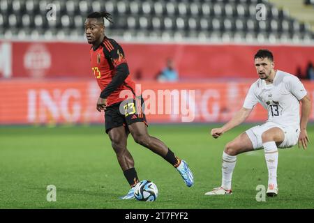 Leuevn, Belgien. November 2023. Der belgische Michy Batshuayi und der serbische Milos Veljkovic kämpfen um den Ball während eines Freundschaftsspiels zwischen der belgischen Fußballnationalmannschaft Red Devils und Serbien am Mittwoch, den 15. November 2023, im King Power-Stadion in den Dreef in Leuven. Der Standort hat sich gestern geändert, weil das Feld des King Baudouin Stadions in Brüssel überflutet wurde. BELGA FOTO BRUNO FAHY Credit: Belga News Agency/Alamy Live News Stockfoto