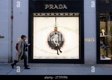 PRADA festliche Schaufenster vor den Weihnachtsfeiern, Old Bond Street, Mayfair, London, England, Vereinigtes Königreich. November 2023 Stockfoto