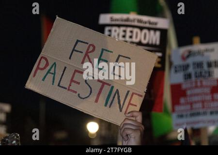 London, Großbritannien. November 2023. Eine Kundgebung zur Unterstützung Palästinas findet außerhalb des Parlaments statt, während Parlamentsmitglieder über einen Waffenstillstand debattieren. Stockfoto