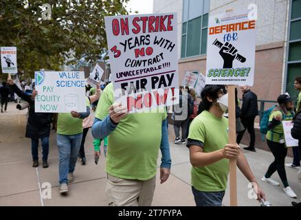 Sacramento, CA, USA. November 2023. Mitglieder der California Association of Professional Scientists veranstalten am Mittwoch, den 15. November 2023 in Sacramento den ersten Streik von Staatsbeamten im Cal/EPA-Gebäude. Nach drei Jahren erfolgloser Verhandlungen, gefolgt von einer Sackgasse-Erklärung und Vermittlungsgesprächen, die California Association of Professional Scientists führt vom 15. bis 17. November einen dreitägigen Streik durch. (Kreditbild: © Paul Kitagaki Jr./ZUMA Press Wire) NUR REDAKTIONELLE VERWENDUNG! Nicht für kommerzielle ZWECKE! Stockfoto