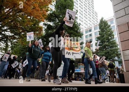 Sacramento, CA, USA. November 2023. Mitglieder der California Association of Professional Scientists veranstalten am Mittwoch, den 15. November 2023 in Sacramento den ersten Streik von Staatsbeamten im Cal/EPA-Gebäude. Nach drei Jahren erfolgloser Verhandlungen, gefolgt von einer Sackgasse-Erklärung und Vermittlungsgesprächen, die California Association of Professional Scientists führt vom 15. bis 17. November einen dreitägigen Streik durch. (Kreditbild: © Paul Kitagaki Jr./ZUMA Press Wire) NUR REDAKTIONELLE VERWENDUNG! Nicht für kommerzielle ZWECKE! Stockfoto