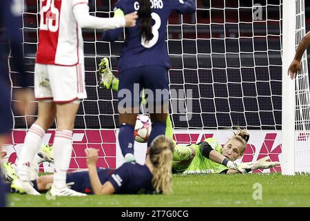 AMSTERDAM - Torhüterin Regina van Eijk beim Gruppenspiel der UEFA Women's Champions League Gruppe C zwischen Ajax Amsterdam und Paris Saint Germain in der Johan Cruijff Arena am 15. November 2023 in Amsterdam. ANP MAURICE VAN STEEN Stockfoto