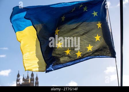 London, Großbritannien. November 2023. Die EU-Flagge und die ukrainische Flagge fliegen zusammen am Tower of the British Parliament in London. Pro-EU-Aktivisten organisierten heute einen kleinen Protest im Parlament in London, Großbritannien. Die Demonstranten fordern Parlamentswahlen und den Beitritt zur Europäischen Union. (Foto: Krisztian Elek/SOPA Images/SIPA USA) Credit: SIPA USA/Alamy Live News Stockfoto