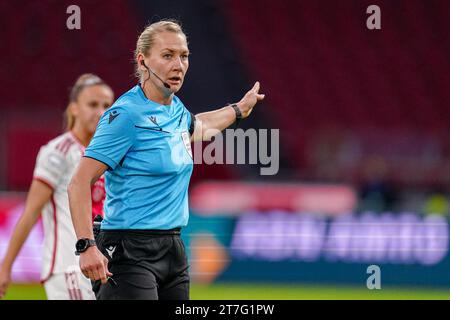 Amsterdam, Niederlande. November 2023. AMSTERDAM, NIEDERLANDE - 15. NOVEMBER: Schiedsrichter Tess Olofsson gibt beim Spiel der Gruppe C - UEFA Women's Champions League 2023/24 zwischen AFC Ajax und Paris Saint-Germain in der Johan Cruijff Arena am 15. November 2023 in Amsterdam, Niederlande. (Foto von Joris Verwijst/Orange Pictures) Credit: Orange Pics BV/Alamy Live News Stockfoto