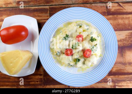 Teller mit Nudeln und Gnocchi in Béchamelsauce mit Tomatenkäseöl, Viata-Bild von oben mit Platz für Text Stockfoto