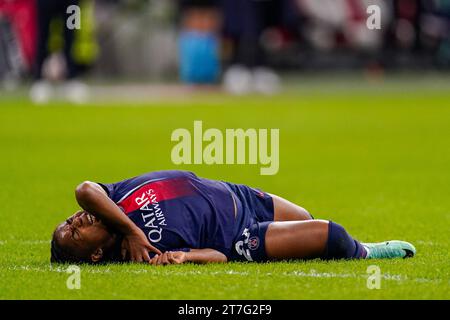 Amsterdam, Niederlande. November 2023. AMSTERDAM, NIEDERLANDE - 15. NOVEMBER: Magnaba Folquet von Paris Saint-Germain verletzt sich beim Spiel der Gruppe C - UEFA Women's Champions League 2023/24 zwischen AFC Ajax und Paris Saint-Germain in der Johan Cruijff Arena am 15. November 2023 in Amsterdam. (Foto von Joris Verwijst/Orange Pictures) Credit: Orange Pics BV/Alamy Live News Stockfoto