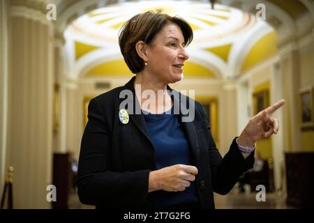 Washington, USA. November 2023. Senatorin Amy Klobuchar (D-MN) spricht mit Medien in der Nähe der Senatskammer während einer Abstimmung im US-Kapitol in Washington, DC, am Mittwoch, den 15. November. 2023. (Graeme Sloan/SIPA USA) Credit: SIPA USA/Alamy Live News Stockfoto