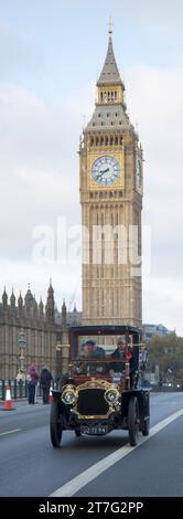 Teilnehmer 362 1904 Soc.man.d'Armes London zum Brighton Veteran Car Run Westminster Bridge London Stockfoto