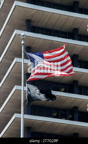 Sterne und Streifen US-amerikanische Flagge flattert im Wind vor dem Gebäude in Los angeles Kalifornien Stockfoto