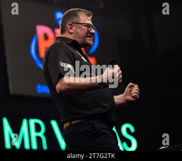 WV Active, Aldersley, Wolverhampton, Großbritannien. November 2023. 2023 PDC Grand Slam of Darts, 5. Tag; James Wade feiert nach dem Sieg gegen Chris Dobey Credit: Action Plus Sports/Alamy Live News Stockfoto