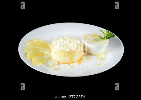 Köstliche Kondensmilch und Kokospudding auf einem weißen Teller - Kokospudding mit Eiern, die mit Pulvermilch bestreut sind Stockfoto