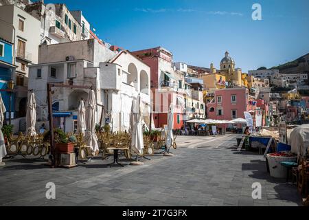 Procida ist eine wunderschöne italienische Insel in der Bucht von Neapel, gesäumt von wunderschönen, bunten Häusern Stockfoto