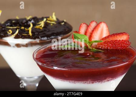 Weiße, süße Erdbeer-Ganache mit Zitronenschale, serviert in einer Glasschale. Stockfoto
