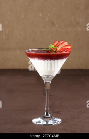 Weiße, süße Erdbeer-Ganache mit Zitronenschale, serviert in einer Glasschale. Stockfoto