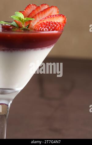 Weiße, süße Erdbeer-Ganache mit Zitronenschale, serviert in einer Glasschale. Stockfoto