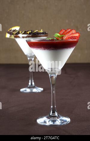 Weiße, süße Erdbeer-Ganache mit Zitronenschale, serviert in einer Glasschale. Stockfoto