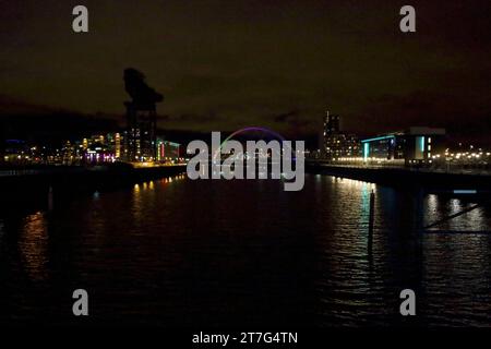 glasgower Denkmäler einschließlich des Finniestonkrans und der Schielbrücke bei Nacht von der Glockenbrücke über den Fluss clyde aus gesehen Stockfoto