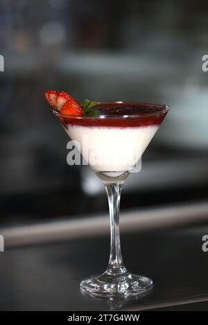 Süßes Dessert Kondensmilch mit Schokolade und Obst Ganache Pudding Bild Stockfoto