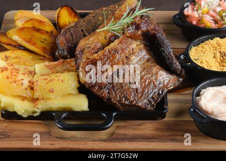 Gegrilltes Chuck Eye Roll Steak auf einem Schneidebrett geröstet. bbq-Grill mit Reisbohnen-Salat. Draufsicht Stockfoto