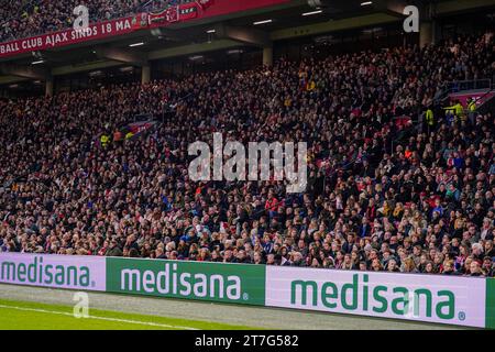 Amsterdam, Niederlande. November 2023. AMSTERDAM, NIEDERLANDE - 15. NOVEMBER: Fans im Stadion mit Werbebanner Medisana beim Spiel der Gruppe C - UEFA Women's Champions League 2023/24 zwischen AFC Ajax und Paris Saint-Germain in der Johan Cruijff Arena am 15. November 2023 in Amsterdam, Niederlande. (Foto von Joris Verwijst/Orange Pictures) Credit: Orange Pics BV/Alamy Live News Stockfoto