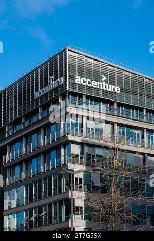 Fassade des französischen Hauptsitzes von Accenture. Accenture ist ein professionelles Dienstleistungsunternehmen, das sich auf IT-Services und -Beratung spezialisiert hat Stockfoto