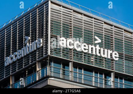 Schild und Logo am französischen Hauptsitz von Accenture. Accenture ist ein professionelles Dienstleistungsunternehmen, das sich auf IT-Services und -Beratung spezialisiert hat Stockfoto