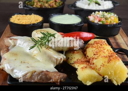 Gegrilltes Chuck Eye Roll Steak auf einem Schneidebrett geröstet. bbq-Grill mit Reisbohnen-Salat. Draufsicht Stockfoto