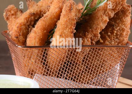Köstliche frittierte Fischstücke, paniert mit Mehl Stockfoto