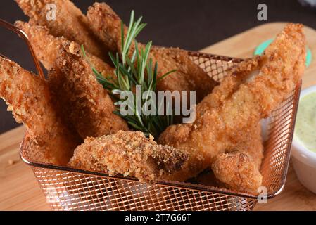 Köstliche frittierte Fischstücke, paniert mit Mehl Stockfoto
