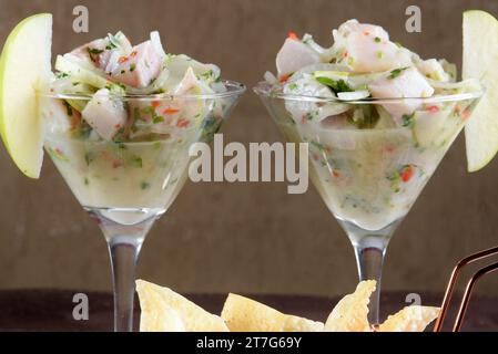 Fisch-Ceviche mit Zwiebeln, Zitronen, Pfeffer, Kräutern Stockfoto