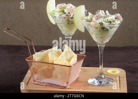 Fisch-Ceviche mit Zwiebeln, Zitronen, Pfeffer, Kräutern Stockfoto