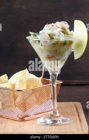 Fisch-Ceviche mit Zwiebeln, Zitronen, Pfeffer, Kräutern Stockfoto