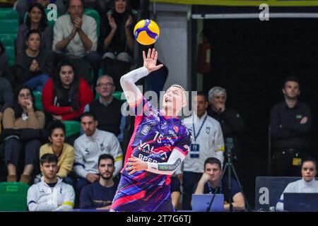 Modena, Italien. November 2023. Uladzislau Davyskiba in Palapanini während des Spiels Superlega Volley Valsa Group Valsa Group Modena zwischen Pallavolo Padova Credit: Independent Photo Agency/Alamy Live News Stockfoto