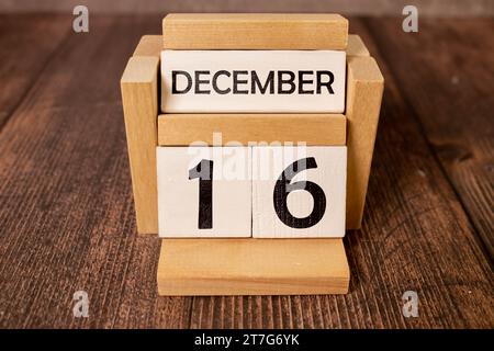 Würfelförmiger Kalender für Dezember 16 auf Holzfläche mit leerem Platz für Text, würfelförmiger Kalender für dezember auf Holzhintergrund Stockfoto