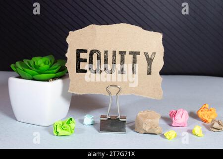 EQUITY-Symbol. Holzblöcke mit Wortgleichheit auf weißem Hintergrund. Business, Equity Concept. Stockfoto