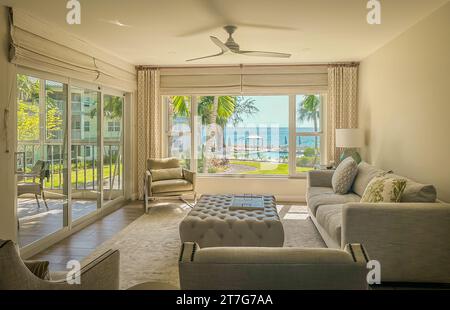 Grand Cayman, Cayman Inseln, Mai 2023, Blick auf das Karibische Meer von einem Wohnzimmer in Tamarind Bay Eigentumswohnung Stockfoto