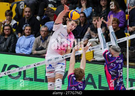 Modena, Italien. November 2023. Davide Gardini bei Palapanini während des Spiels Superlega Volley Valsa Group Valsa Group Modena zwischen Pallavolo Padova Credit: Independent Photo Agency/Alamy Live News Stockfoto